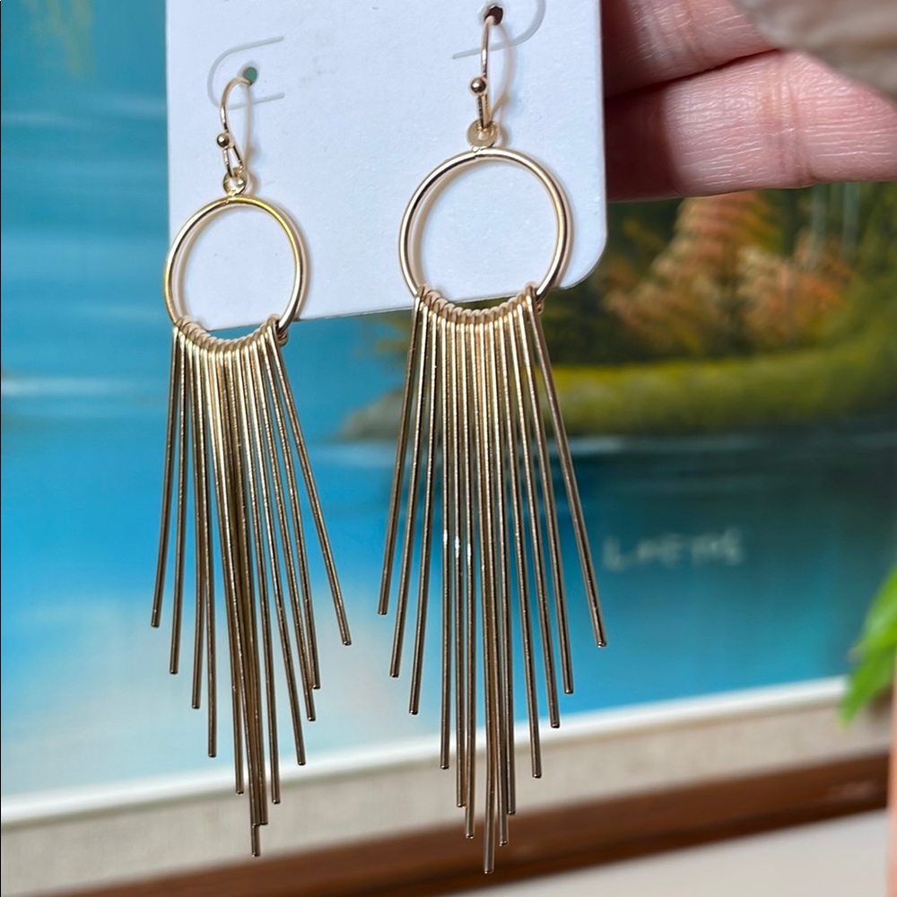 Beautiful dangly goldtone earrings